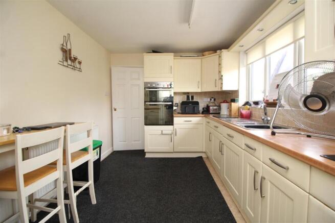 kitchen 2 .JPG