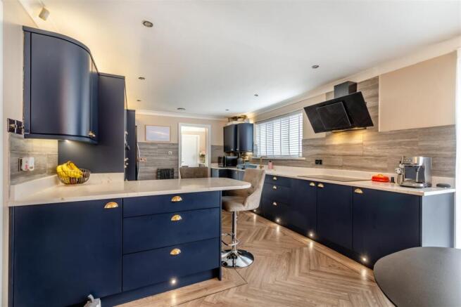 8593622-interior32.jpg