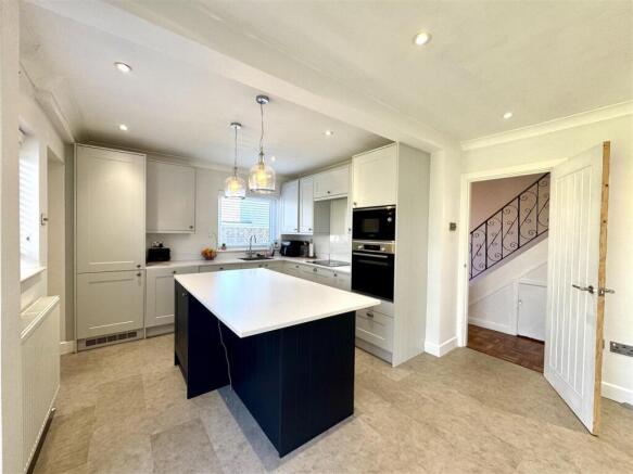 KITCHEN/FAMILY DINING ROOM