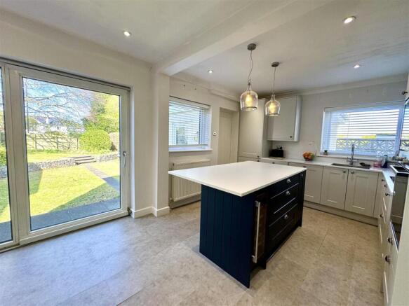KITCHEN/FAMILY DINING ROOM