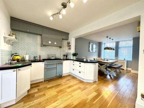 KITCHEN/BREAKFAST AREA