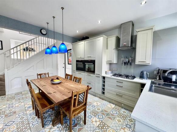 KITCHEN/DINING ROOM