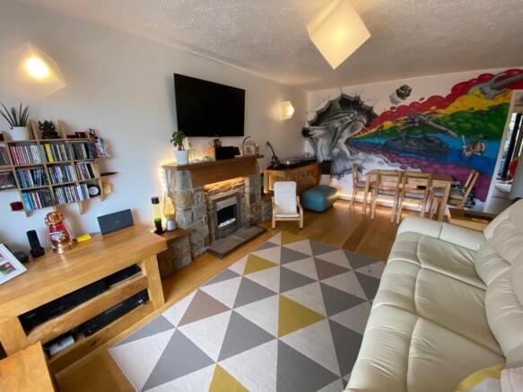 LIVING/DINING AREA