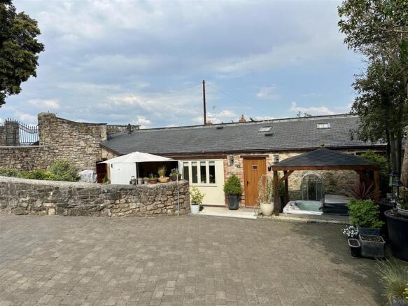4 Little Hervells Court