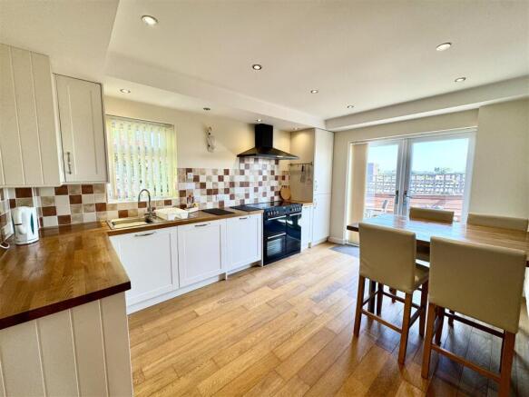 KITCHEN/BREAKFAST ROOM
