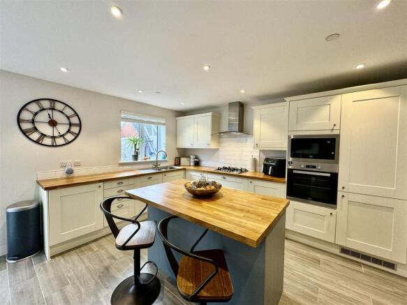 KITCHEN/DINER/FAMILY ROOM