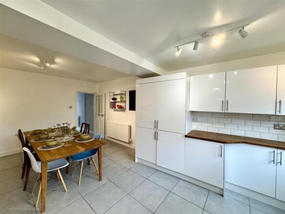 OPEN PLAN KITCHEN/DINING ROOM