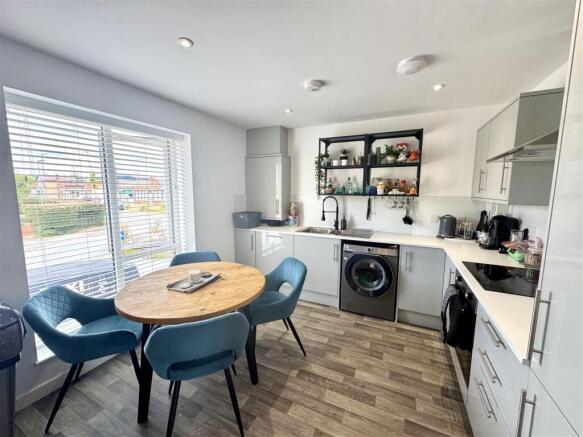 KITCHEN/DINING AREA