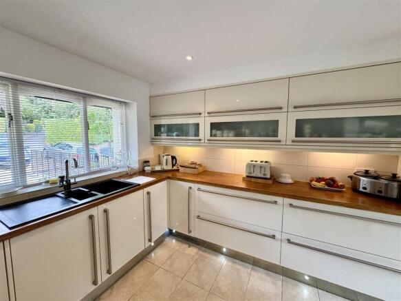 KITCHEN/BREAKFAST ROOM