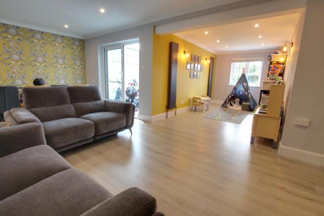 LOUNGE/DINING ROOM