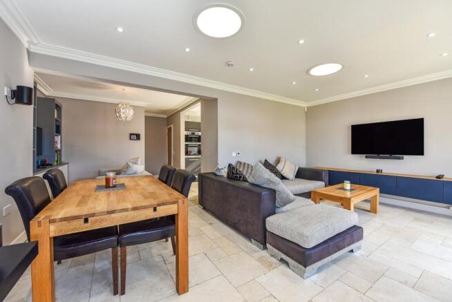 SITTING ROOM/DINING AREA
