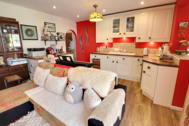 KITCHEN/DINING ROOM