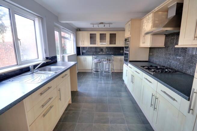 KITCHEN/BREAKFAST ROOM