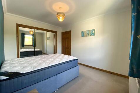 BEDROOM 1.1.JPG