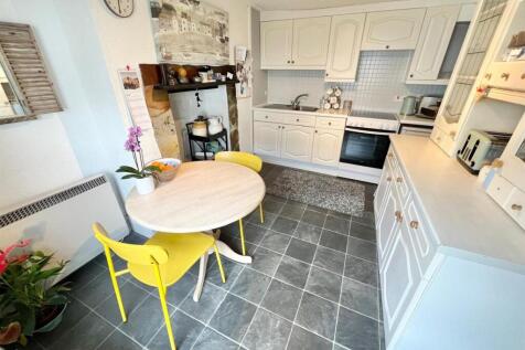 Kitchen/ Dining Room