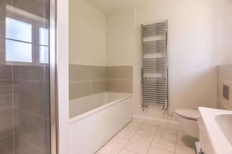 Bedroom 1 en suit...