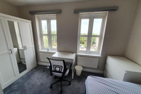 17 Top Flor Back bedroom.jpg