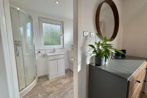 BATHROOM 2 EN-SUITE