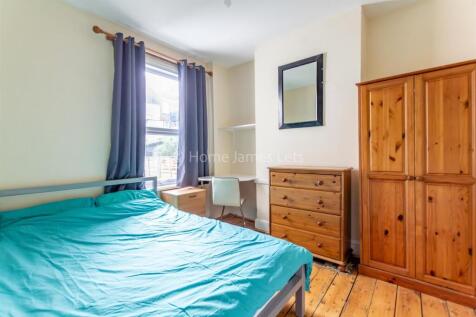 18713334 Bedroom(GFRear)-11.jpg