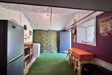 Studio/Bar