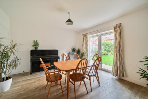 1370546-10-6900e9...