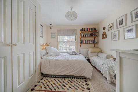 1382373-9-691c8f8...