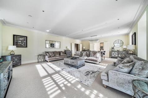 Sitting/dining room