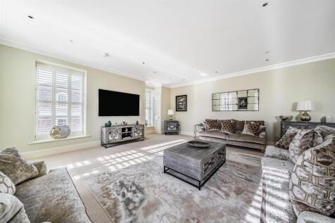 Sitting/dining room