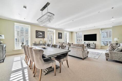 Sitting/dining room