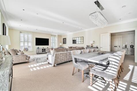 Sitting/dining room