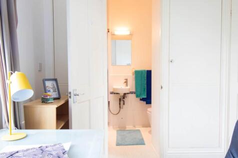 Upstairs Bedroom en-