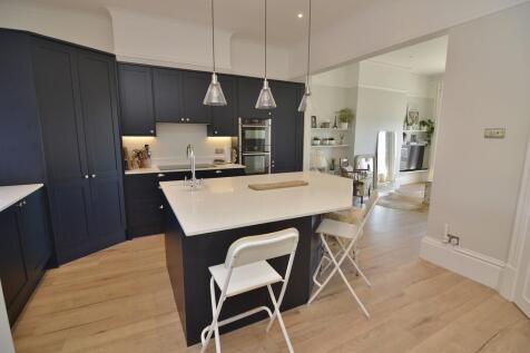 KITCHEN INTO LOUN...