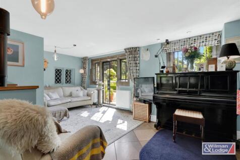 Period Property - Four Bed with Formal Gardens (26