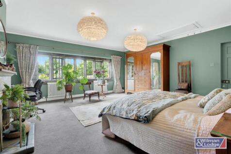 Period Property - Four Bed with Formal Gardens (3)