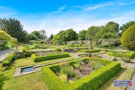 Period Property - Four Bed with Formal Gardens (35