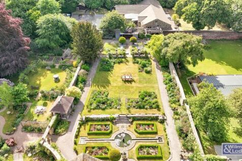 Period Property - Four Bed with Formal Gardens (49