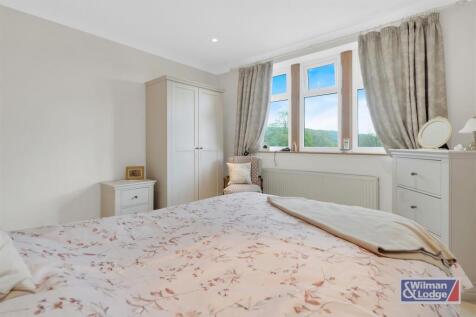 Four Bed Barn Conversion 23