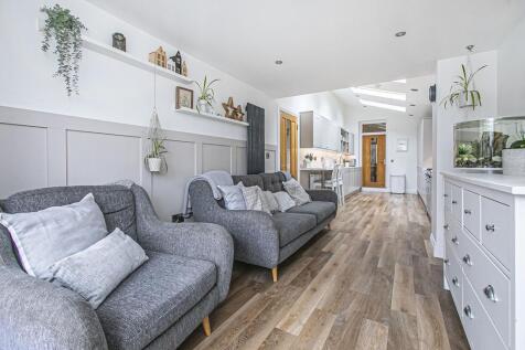 FAMILY ROOM TO KITCH