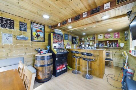 Garage/Bar