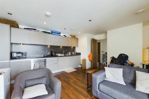 CAM01231G0-PR0057-STILL014