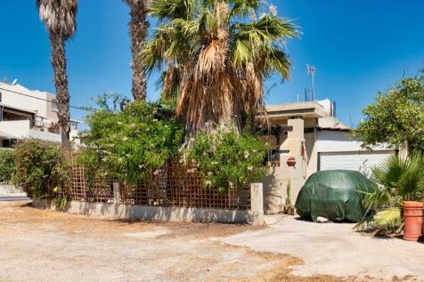 Garage/Driveway