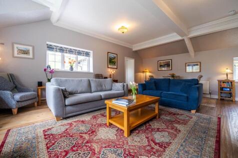 Spacious Living/Dining Room