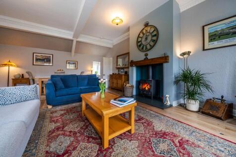 Spacious living/dining room