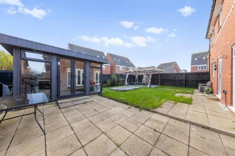 Rear Summer House / Office