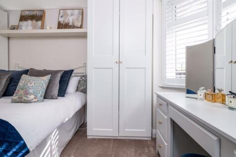 DRESSING TABLE / LIFESTYLE