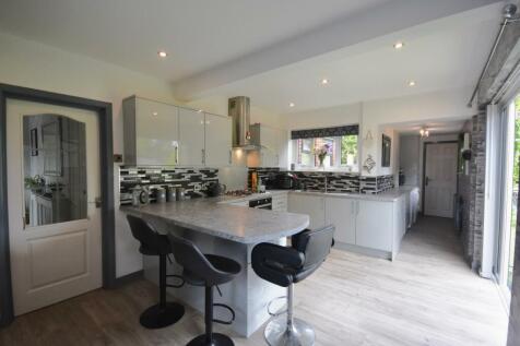 KITCHEN WITH SIDE UTILITY AREA