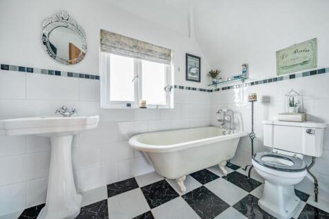 1st Floor Bathroom