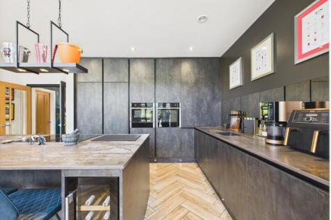 CAM02739G0-PR0244-STILL039 - BROCHURE.jpg