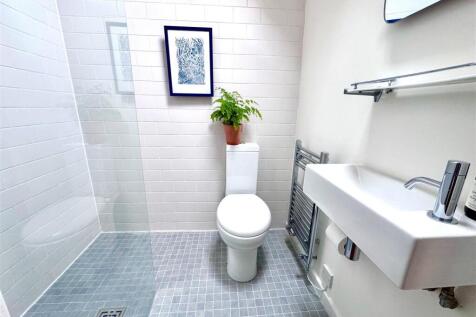 Ensuite photo (v).jpg