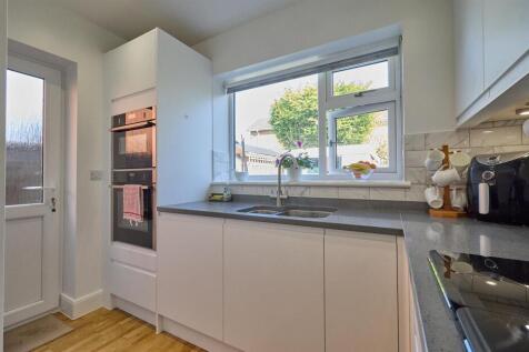 L SHAPED KITCHEN DINER